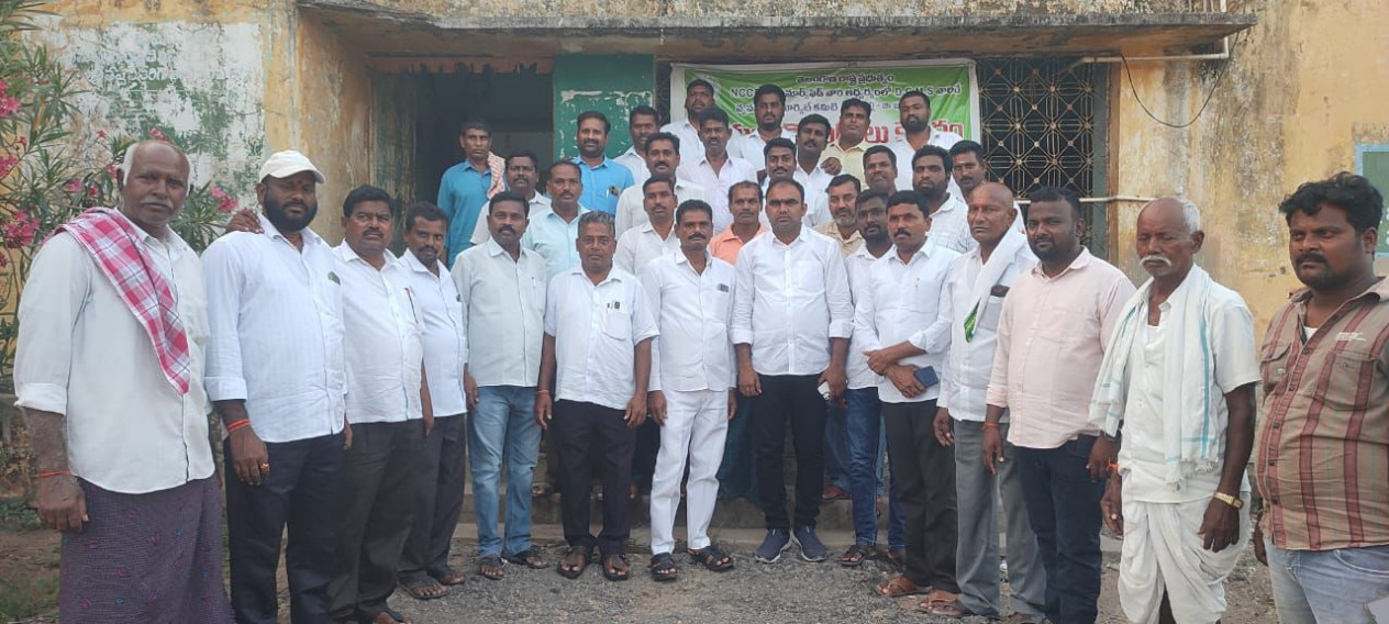 కాంగ్రెస్ - బీజేపీ ల మధ్య ఫ్లెక్సీలు చింపారని రగడ