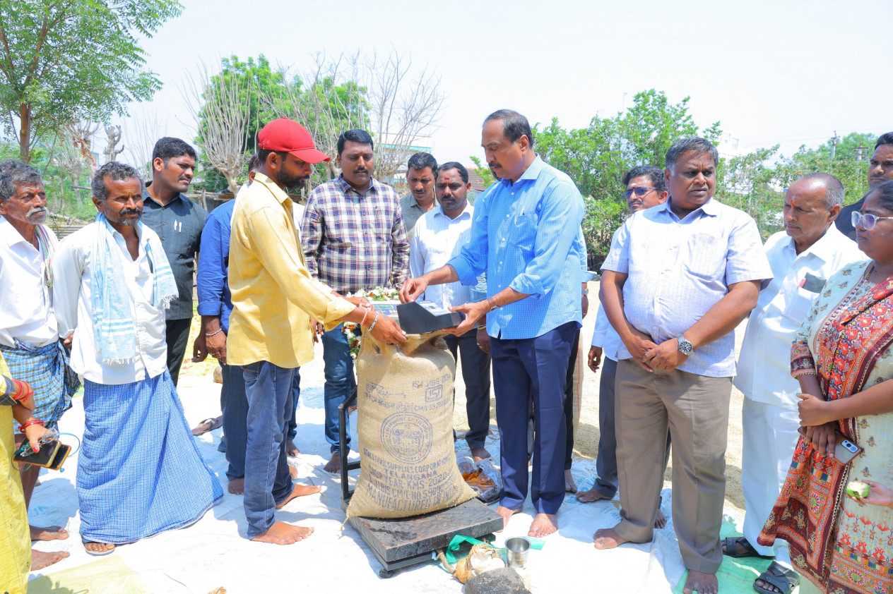 మేప్మా ఆధ్వర్యంలో వరి ధాన్యం కొనుగోలు కేంద్రాన్ని ప్రారంభించిన జగిత్యాల శాసనసభ్యులు డాక్టర్ సంజయ్ కుమార్