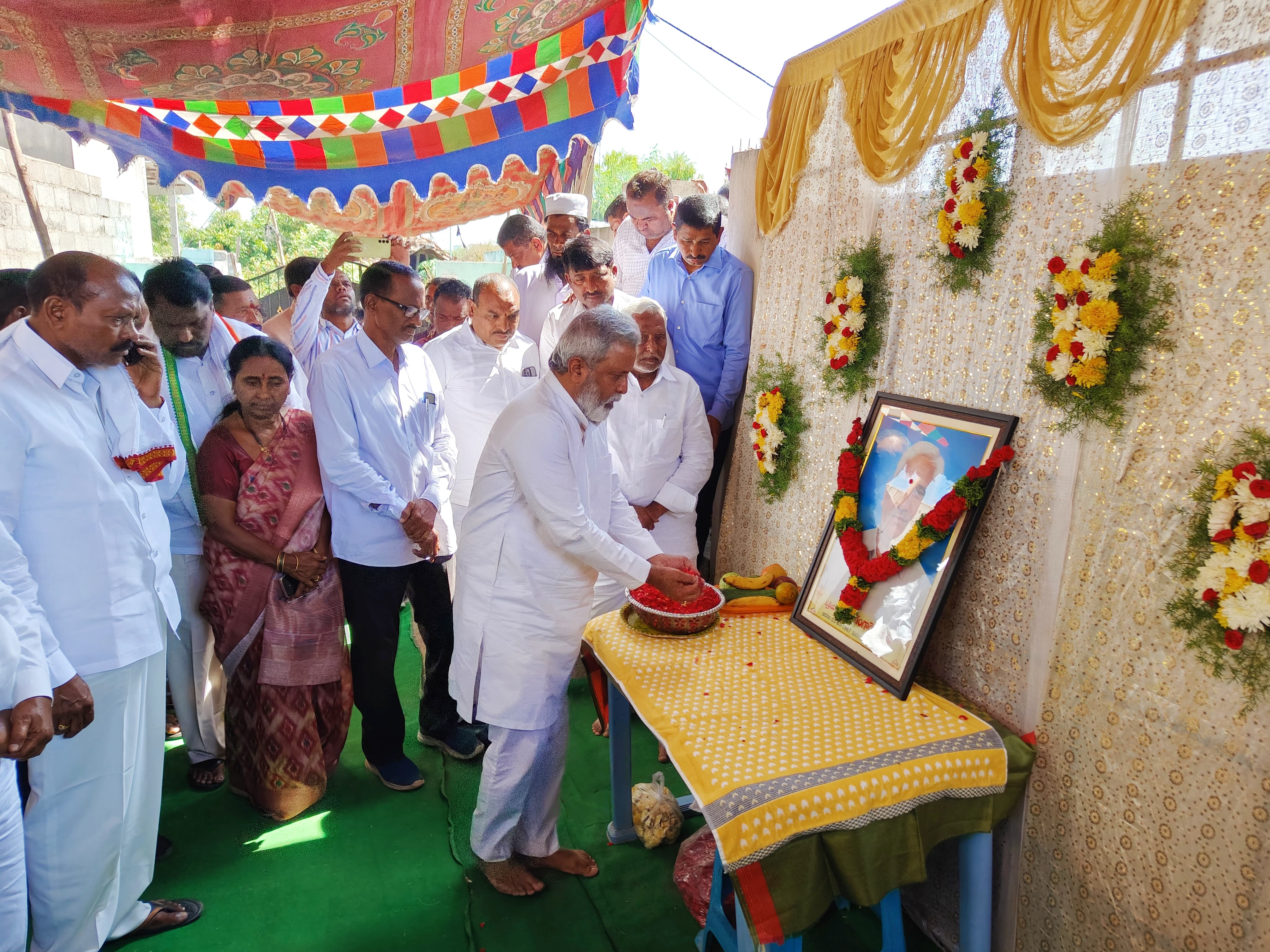 Maddimadugu Raghava Reddy మార గంగారెడ్డికి నివాళులు అర్పించిన మధుయాష్కి, ఆదిశ్రీనివాస్ - Praja ...