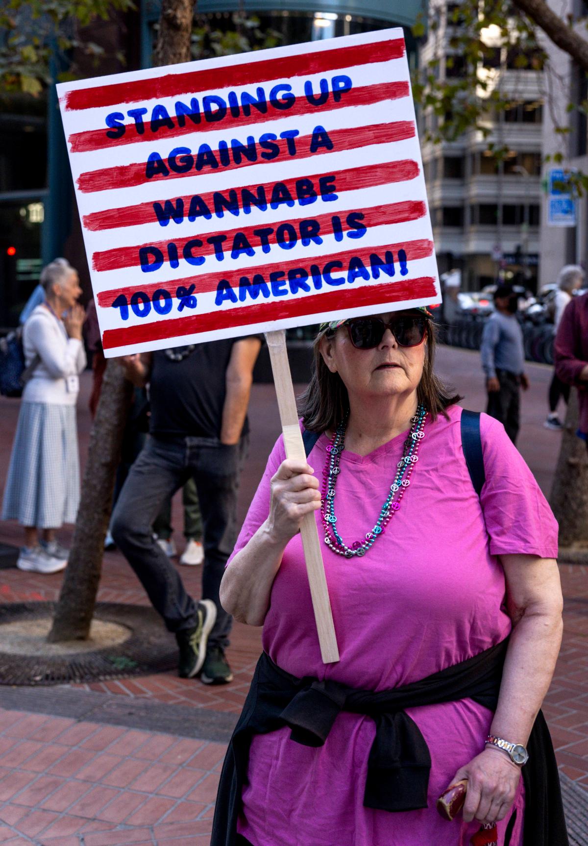 people-gather-san-francisco-no-113748777