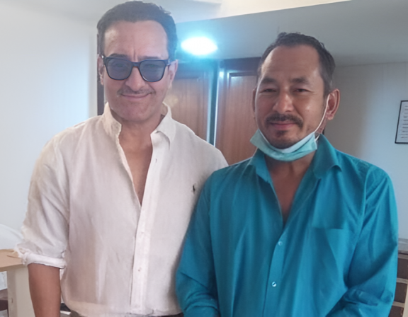 తనకు సహకరించిన ఆటో డ్రైవర్ ను కలిసిన నటుడు సైఫ్ అలీ