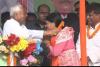 మహిళా అభ్యర్థికి మాల వేసిన నితీశ్ కుమార్ – మానసిక స్థితిపై చర్చ మళ్లీ మొదలు