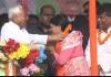 మహిళా అభ్యర్థికి మాల వేసిన నితీశ్ కుమార్ – మానసిక స్థితిపై చర్చ మళ్లీ మొదలు
