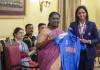 ప్రెసిడెంట్ ద్రౌపది ముర్మును కలిసిన మహిళా క్రికెట్ ప్రపంచకప్ విజేతలు – హర్మన్‌ప్రీత్‌ జెర్సీ బహుమతి