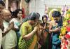 పోచమ్మ తల్లి వార్షికోత్సవంలో భాగంగా అన్నప్రసాద కార్యక్రమంలో పాల్గొన్న మాజీ మున్సిపల్ చైర్‌పర్సన్ ఆడువాల జ్యోతి లక్ష్మణ్ 