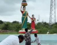 యువకులు–సొంత డబ్బులతో బతుకమ్మ తెప్పకు రంగులు