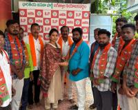 బీర్పూర్ మండలం కొల్వాయి గ్రామానికి చెందిన కాంగ్రెస్ మరియు బిఆర్ఎస్ నాయకులు Dr. బోగ శ్రావణి  ఆధ్వర్యంలో బిజెపిలో చేరిక