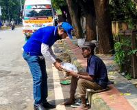 ఫుట్ పాత్ అనాధలకు దుస్తులు మందుల పంపిణీ