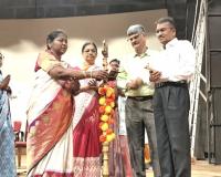 క్రమశిక్షణతో విద్యను అభ్యసించి, గాంధీకి మంచి పేరు తేవాలి