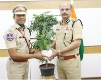 రాష్ట్ర డి.జి.పి శివధర్ రెడ్డిని కలిసిన  జిల్లా ఎస్పీ అశోక్ కుమార్