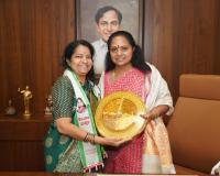 కల్వకుంట్ల కవితను కలిసిన జాగృతి వైస్ ప్రెసిడెంట్ వరలక్ష్మీ