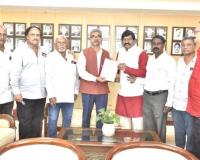 రైల్ నిలయం వద్ద రైల్వే పింఛనర్ల ఆందోళన 