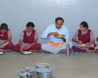 జగిత్యాల పట్టణ ధరూర్ క్యాంప్ కస్తూర్బా బాలికల పాఠశాలను సందర్శించిన  జగిత్యాల ఎమ్మెల్యే డా.సంజయ్ కుమార్ 