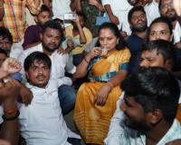 సెంట్రల్గే లైబ్రరీ గేటు వద్దనే గ్రూప్-1 అభ్యర్థులతో కవిత