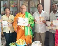 శ్రీ గుట్ట రాజేశ్వర స్వామి దేవస్థానం లో శ్రీ అన్నపూర్ణా దేవి, శ్రీ నంది ధ్వజస్తంభ పున ప్రతిష్ట కరపత్రాన్ని ఆవిష్కరించిన  శ్రీమాన్ నంబి వేణుగోపాలాచారి కౌశిక