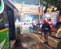 ఏయిర్ పోర్టు నుంచి వస్తున్న ఫుష్పక్ ఎలక్ర్టికల్ బస్సులో మంటలు,పొగలు