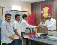డాక్టరేట్ పొందిన జిల్లా ఉపాధ్యాయుడిని అభినందించిన కలెక్టర్ సత్యప్రసాద్