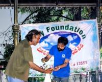 ఫుట్ పాత్ నిరాశ్రయుల మద్య దీపావళి పండుగ వేడుకలు