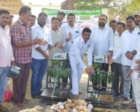 వరి, మొక్కజొన్న  కొనుగోలు కేంద్రాన్ని  ప్రారంభించిన ఏఎంసీ చైర్మన్ భీమా సంతోష్