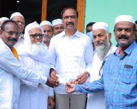 మజీద్ కమిటీ సభ్యులకు చెక్కు అందజేసిన ఎమ్మెల్యే డా సంజయ్ కుమార్