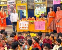 ఆరెంజ్ డే సెలబ్రేషన్స్ లో చిన్నారులు