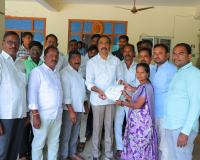 సీఎం సహాయనిది చెక్కులు పంపిణీ చేసిన ఎమ్మెల్యే డా సంజయ్ కుమార్