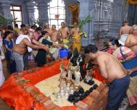 శ్రీగిరి వెంకటేశ్వర ఆలయంలో భక్తుల విశేష పూజలు