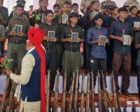 ఛత్తీస్ఘడ్లో 210 మంది నక్సల్స్ లొంగిపోవడం — రాజ్యాంగ ప్రతిని పట్టుకొని “హింసకు గుడ్బై” చెప్పారు