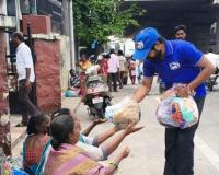 నిరాశ్రయులు, సంచార జాతులకు దుస్తులు పంపిణి