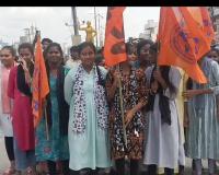 ఫీజు రియంబర్స్మెంట్,స్కాలర్షిప్లు వెంటనే చెల్లించాలని ఏబీవీపీ ధర్నా