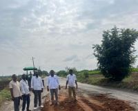 వర్షకొండ–ఇబ్రహీంపట్నం రోడ్డుపై శ్రమదానంతో  గుంతలు పూడ్చిన గ్రామ నాయకులు 