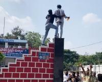 మాల్యాలలో యువకుడి ఆత్మహత్యాయత్నం – తల్లి మృతి పై చర్యల కోసం డిమాండ్