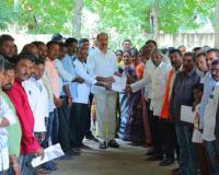 ఎమ్మెల్యేను కలిసి కొత్తచెరువు ఒకే కులానికి ఇవ్వద్దని అల్లిపూర్  ప్రజల వినతి