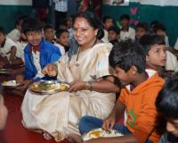 రైతుల,విద్యార్థుల, సామాన్యులతో కవిత మమేకం