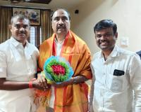  ఎమ్మెల్యేను  కలిసిన కరీంనగర్ అర్బన్ బ్యాంక్ ఛైర్మన్ 