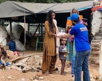 ఫుట్ పాత్ అనాధలకు దుస్తుల  పంపిణీ