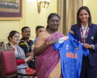ప్రెసిడెంట్ ద్రౌపది ముర్మును కలిసిన మహిళా క్రికెట్ ప్రపంచకప్ విజేతలు – హర్మన్‌ప్రీత్‌ జెర్సీ బహుమతి