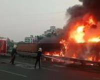 పుణెలో భయంకర రోడ్డు ప్రమాదం – రెండు కంటెయినర్ లారీల మధ్య నలిగిన కారు, ఐదుగురు దుర్మరణం