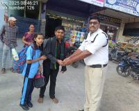 నిజాయితీకి నిదర్శనం: రోడ్డుపై దొరికిన రూ.400ను పోలీసులకు అప్పగించిన ఇద్దరు విద్యార్థులు