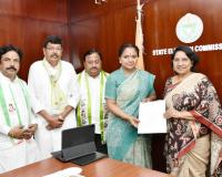 సీఎం రేవంత్‌పై ఎన్నికల కోడ్ ఉల్లంఘన ఫిర్యాదు: రాష్ట్ర ఎన్నికల సంఘాన్ని కలిసిన కవిత