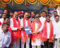 తెలంగాణ రైజింగ్ గ్లోబల్ సమ్మిట్‌కు కేంద్ర మంత్రి బండి సంజయ్‌ను ఆహ్వానించిన మంత్రి పొన్నం ప్రభాకర్