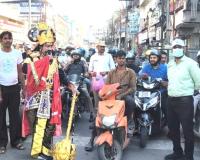 ట్రాఫిక్ నిబంధనల పై యమధర్మరాజు అవగాహన : ట్రాఫిక్ పోలీసులతో కలిసిరోడ్డు ప్రమాదాలపై అవేర్నెస్