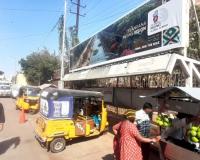 గాంధీ బస్ షెల్టర్ లో  ప్రైవేట్ వాహనాలు..