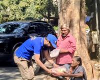 నిరాశ్రయులకు స్కై ఫౌండేషన్ వారిచే దుస్తులు పంపిణి