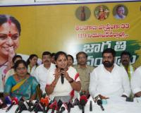 గద్వాల్‌ జిల్లాలో అక్షరాస్యత, రోడ్లు, సాగునీటి వైఫల్యాలపై కవిత తీవ్ర విమర్శలు