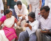 జాగృతి జనంబాట పర్యటనలో మానవత్వం చాటిన కవిత