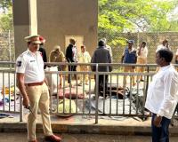 గాంధీ వద్ద అక్రమ పార్కింగ్ వాహనాల తొలగింపు