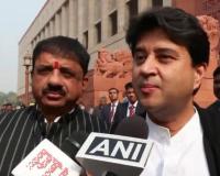 Sanchar Saathi తప్పనిసరి ప్రీ-ఇన్‌స్టాలేషన్‌పై వివాదం — మంత్రి జ్యోతిరాదిత్య సింధియా వివరణ