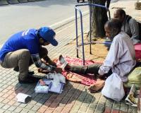 ఫుట్ పాత్ అనాధలకు ఔషధాలు, దుస్తుల పంపిణీ