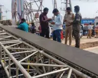 మేడారంలో విద్యుత్ హోర్డింగ్ కూలి ముగ్గురికి గాయాలు